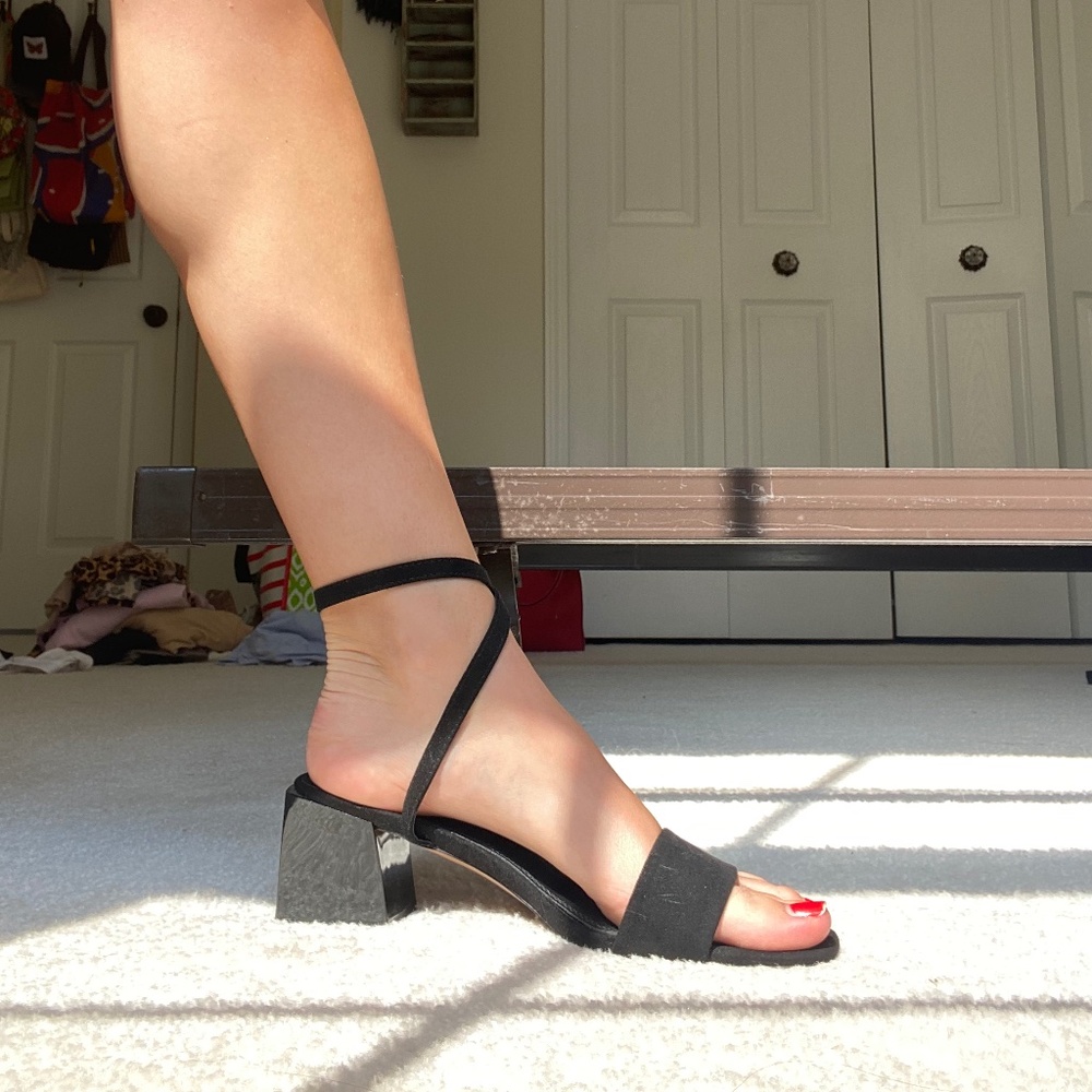 BLACK STRAPPY BLOCK HEELS!